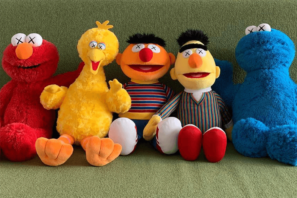 KAWS Memperlihatkan Koleksi  Terbaru Boneka  Sesame Street 